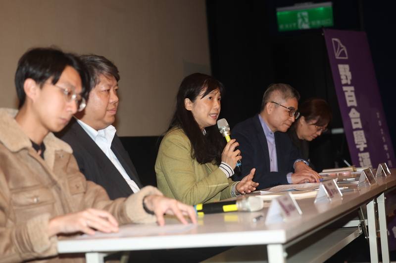 紀錄片「看不見的國家」分享台灣鞏固民主及追求經濟發展的成功故事，野百合學運世代聯盟與跨世代學運社群16日下午在台北舉辦放映座談，由台灣大學新聞所教授洪貞玲（左3）主持