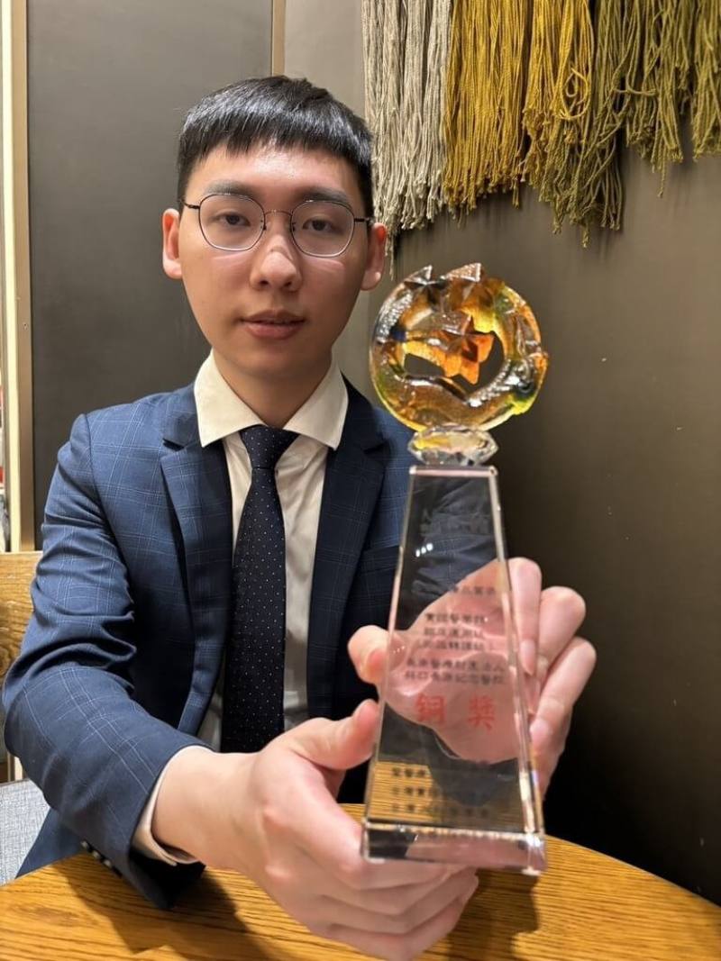 林口長庚醫院護理師吳俊賢與長庚醫院團隊使用「眼罩和耳塞」，來改善加護病房病人的睡眠品質照護，獲國家醫療品質獎「實證醫學臨床運用組」銅獎肯定。（技專招生總辦提供）