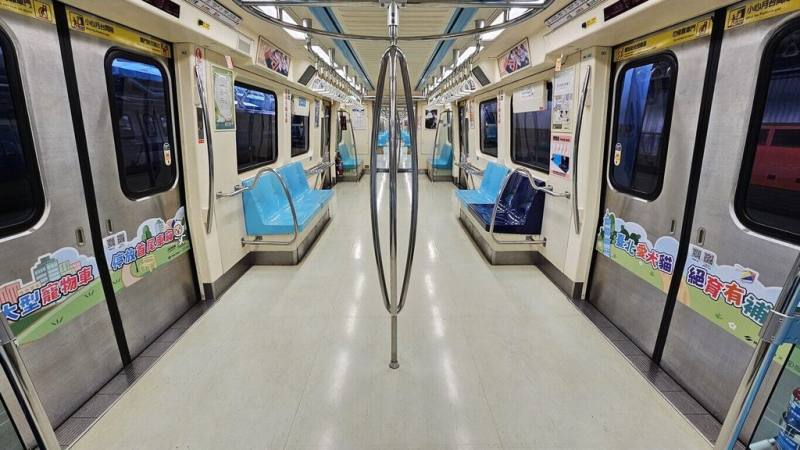 響應2025國際寵物日，台北捷運與動保處共同規劃系列活動，即日起至4月12日於淡水信義線推出5部動保教育列車，掃描車廂內的活動QR Code，還有機會獲得好禮。（台北捷運提供）