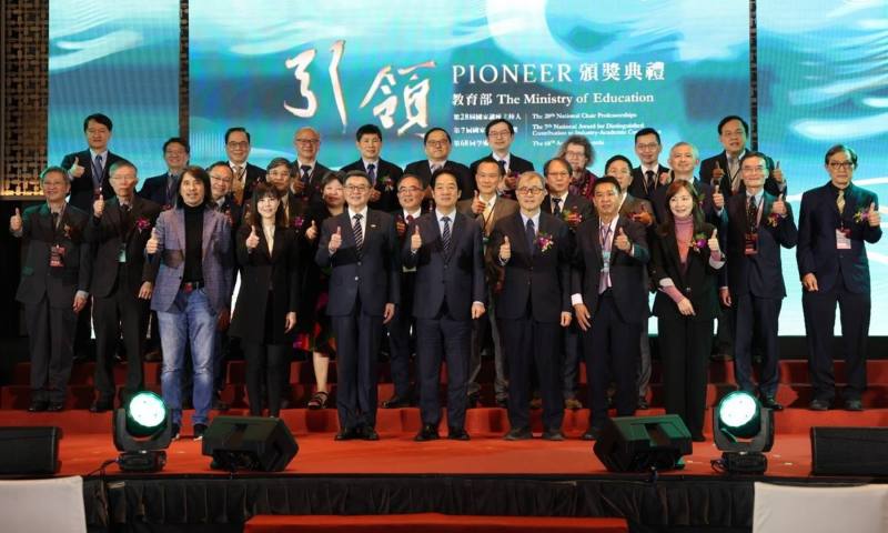 賴總統、卓院長、鄭部長與得獎者合影