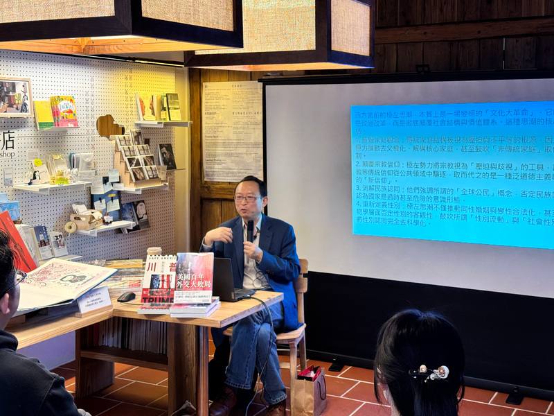 作家余杰近期出版新書「美國百年外交大敗局」，16日下午在台北郭怡美書店舉行新書發表會