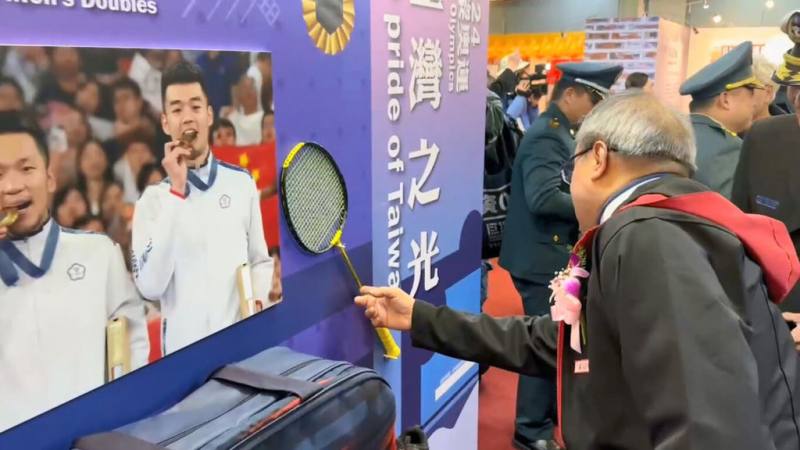 海軍敦睦遠航訓練支隊3艘軍艦停靠基隆港西3、西4碼頭，17日起開放民眾參觀，其中磐石軍艦設有「台灣之光」展區，展出台灣羽球好手王齊麟在巴黎奧運使用的羽球拍、羽球袋等，王齊麟的父親王偉建（前右）17日登艦參觀。（讀者提供）