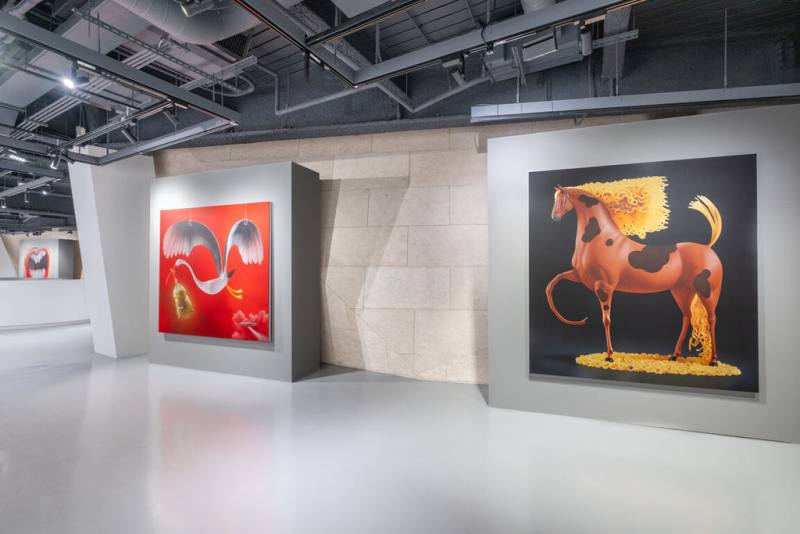 師大美術館展出英國藝術家奧利・艾普（Oli Epp）一系列新作，以「奧利．艾普的小鹹點」（Hors d’œuvres）為題，圖右為他參觀國立故宮博物院，欣賞唐代三彩馬後受啟發的創作「唐」。（師大美術館提供）