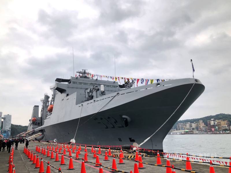 海軍敦睦遠航訓練支隊今年納編磐石軍艦（圖）、武昌軍艦及鄭和軍艦，3艘軍艦16日停靠基隆港西3、西4碼頭，17、18日上午9時至下午3時，開放民眾登艦參觀