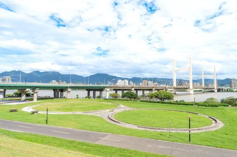 新北市政府高灘地工程管理處17日表示，將在三重區重陽橋下淡水河畔高灘地打造「花漾水樂園」，盼結合現有兒童遊戲場，打造全新的水陸遊憩場域。（新北市高灘處提供）