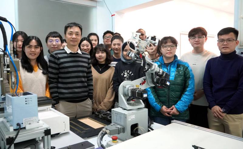 台科大管理學院院長曹譽鐘（前排左2）帶領團隊與工研院合作開發「供應鏈韌性提升體檢服務平台」，可對供應鏈與生產、管理決策等進行健康檢查。（台科大提供）