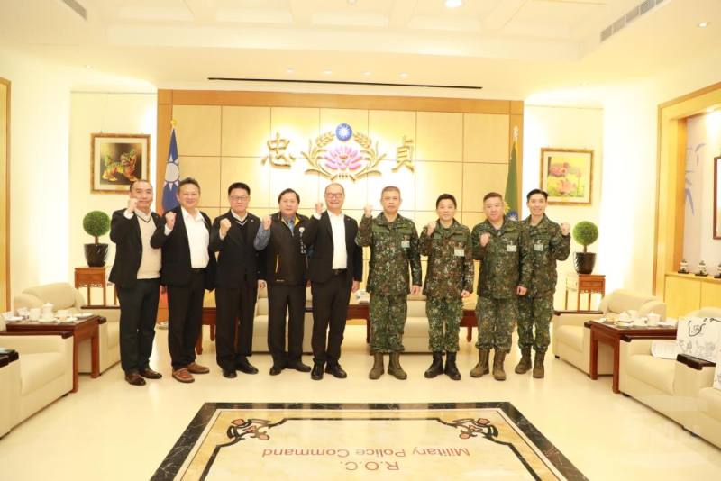 敬軍團前往憲兵指揮部慰問官兵。（軍友社提供）