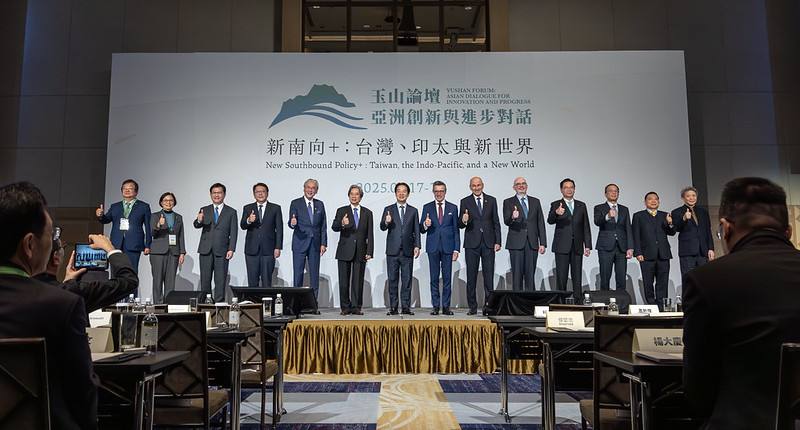 President Lai poses for a photo with attendees at the 2025Yushan Forum.