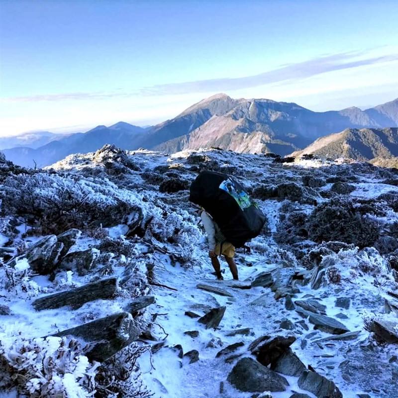 A hiker scales the snow-covered mountain area around Taitung's Chiaming Lake on Tuesday. Photo courtesy of Forestry and Nature Conservation Agency Taitung Branch