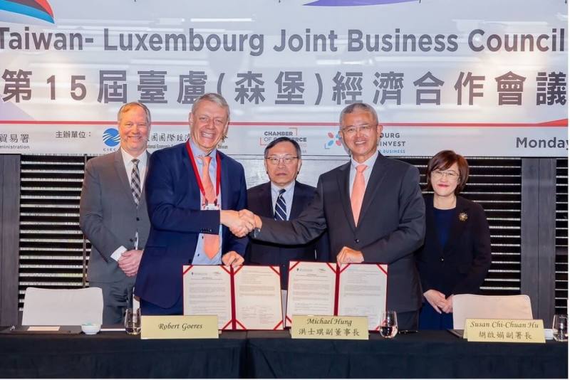 國經協會與盧森堡商會17日共同主辦第15屆台盧經濟合作會議，盧森堡商會執行長Robert Goeres（左2）與台盧經濟合作委員會主席洪士琪（右2）等人出席並簽署聯合聲明。（國經協會提供）