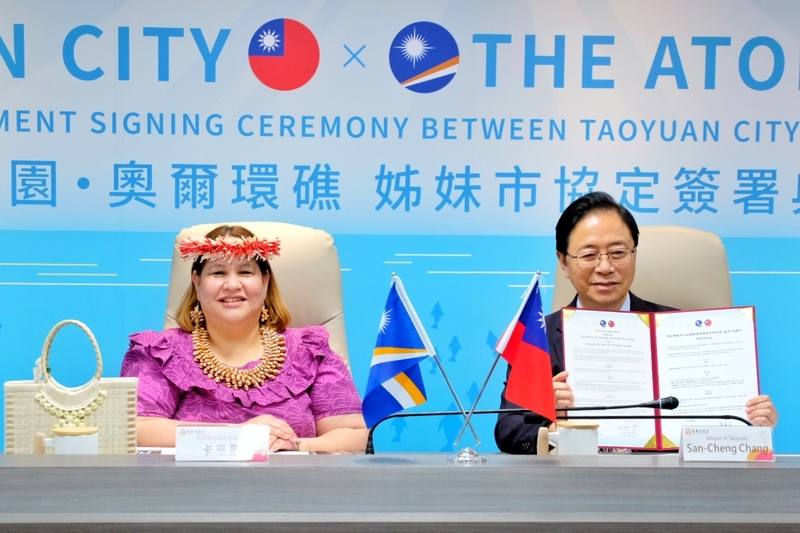 「桃園與馬紹爾群島共和國奧爾環礁姐妹市協定線上簽署儀式」17日下午在桃園市政府舉行，市長張善政（右）表示，期望雙方在文化、教育、觀光及經貿等各領域找到更多契合點，攜手深化城市友誼。左為馬紹爾群島共和國駐台大使卡蒂爾（Anjanette Kattil）