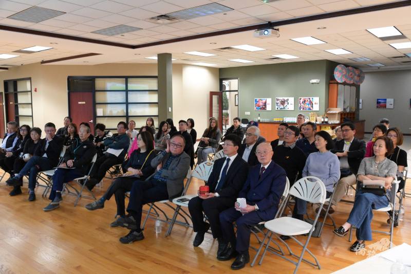 參加觀眾認真聆聽