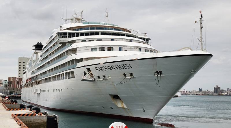 郵輪「璽寶探險號」（SEABOURN QUEST）18日清晨抵達馬公港，開啟澎湖2025年郵輪觀光旅遊市場