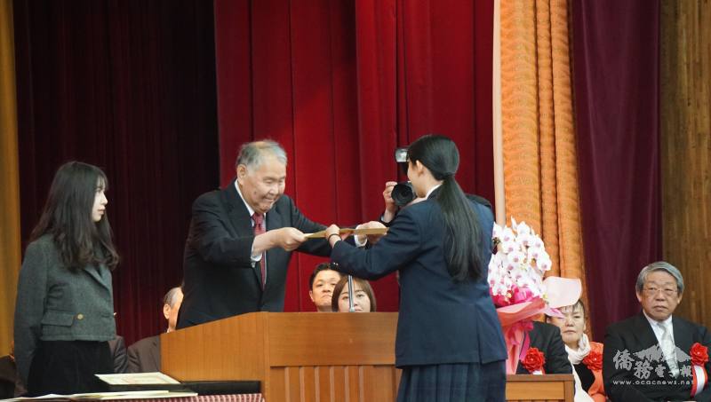 校長王東生將畢業證書交給畢業生