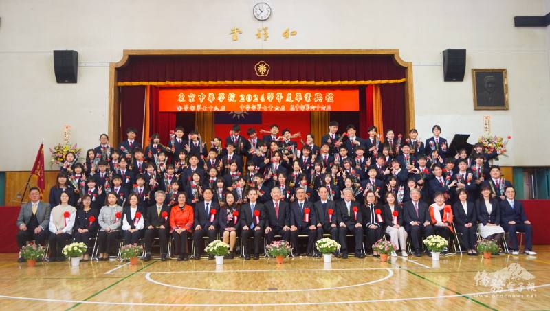 畢業生與師長和貴賓紀念合影