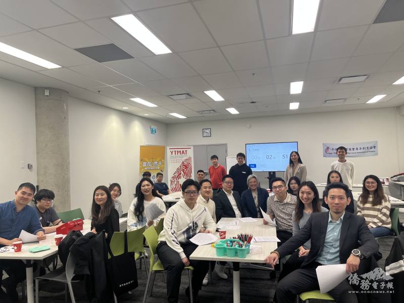 多倫多文教中心主任藍柏青和參與講座活動青商及僑青合照