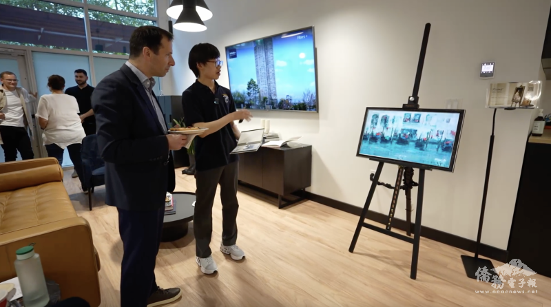 吳昱廷在展示現場進行畫作導覽