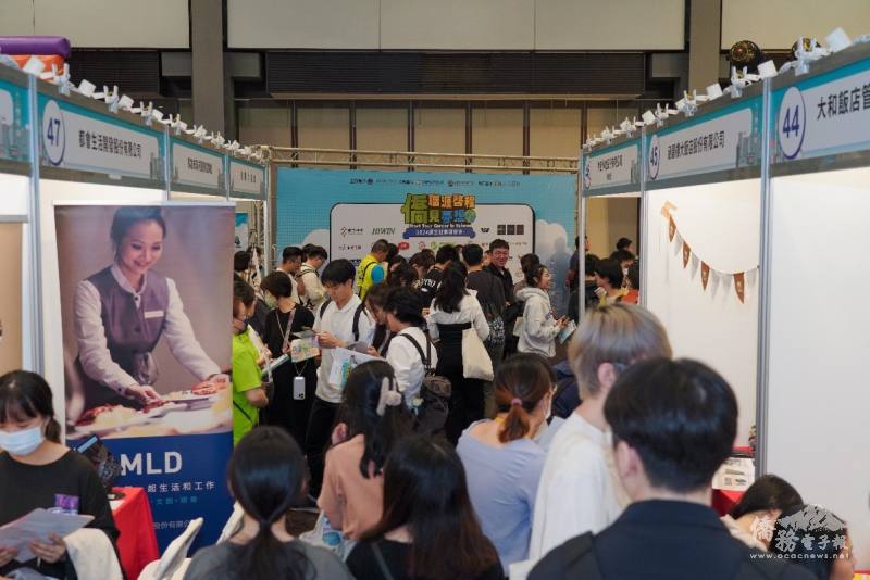 僑務委員會延續2024年成功經驗，3月21日將於高雄左營新光三越辦理「2025年僑生就業博覽會」(圖片為2024年僑生就業博覽會高雄場次)