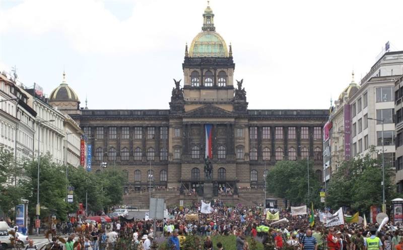 經濟部在布拉格設立首座貿易投資中心，盼台捷雙方合作能吸引更多投資機會。圖為捷克布拉格市中心溫瑟拉斯廣場（Wenceslas Square），是市民示威的傳統地點