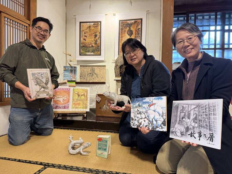 馬來西亞藝術家劉啟輝（左）、黃秀娟（中）15日起進駐雲林故事館，與民眾分享新書並開設工作坊，帶領大家認識馬來西亞文化