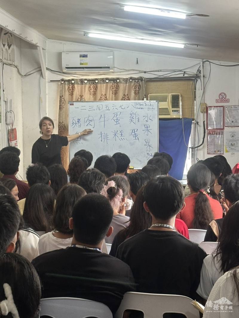 114年華語學習營課堂實況，學員專注學習中文詞彙