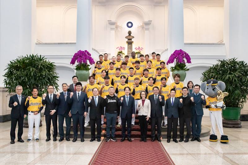 總統與「2024年中華職棒總冠軍中信兄弟球隊」合影