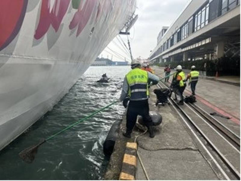 基隆港務分公司調派履約廠商協助挪威天空號周邊水域與船身清理，已於3月17日14時許，完成清理作業