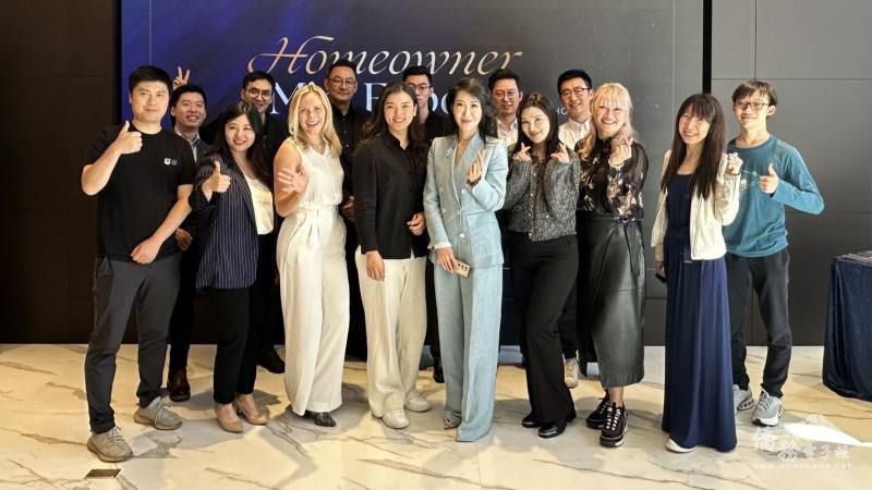 吳昱廷(右1)於展示現場與貴賓合影