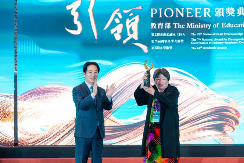 總統親頒「國家講座主持人獎」及「國家產學大師獎」