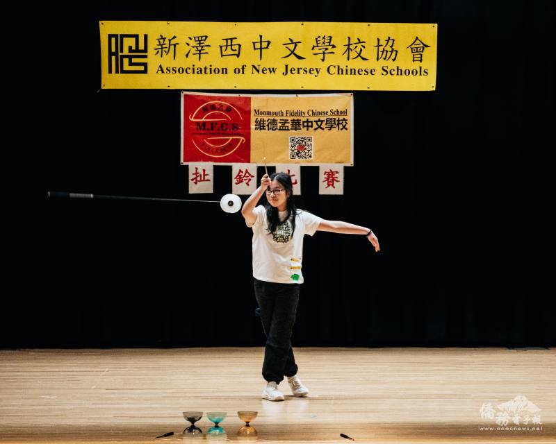 個人組中年級吳奕臻代表普林斯頓中文學校獲得冠軍