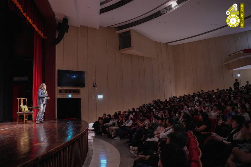 劇場導演賴聲川（左）預告表演工作坊40週年不只經典劇作回歸，年底更將帶來由資深戲劇表演家馮翊綱、宋少卿及金鐘影后許瑋甯主演的全新哲學喜劇「那一年，我們下凡」。（表演工作坊提供）