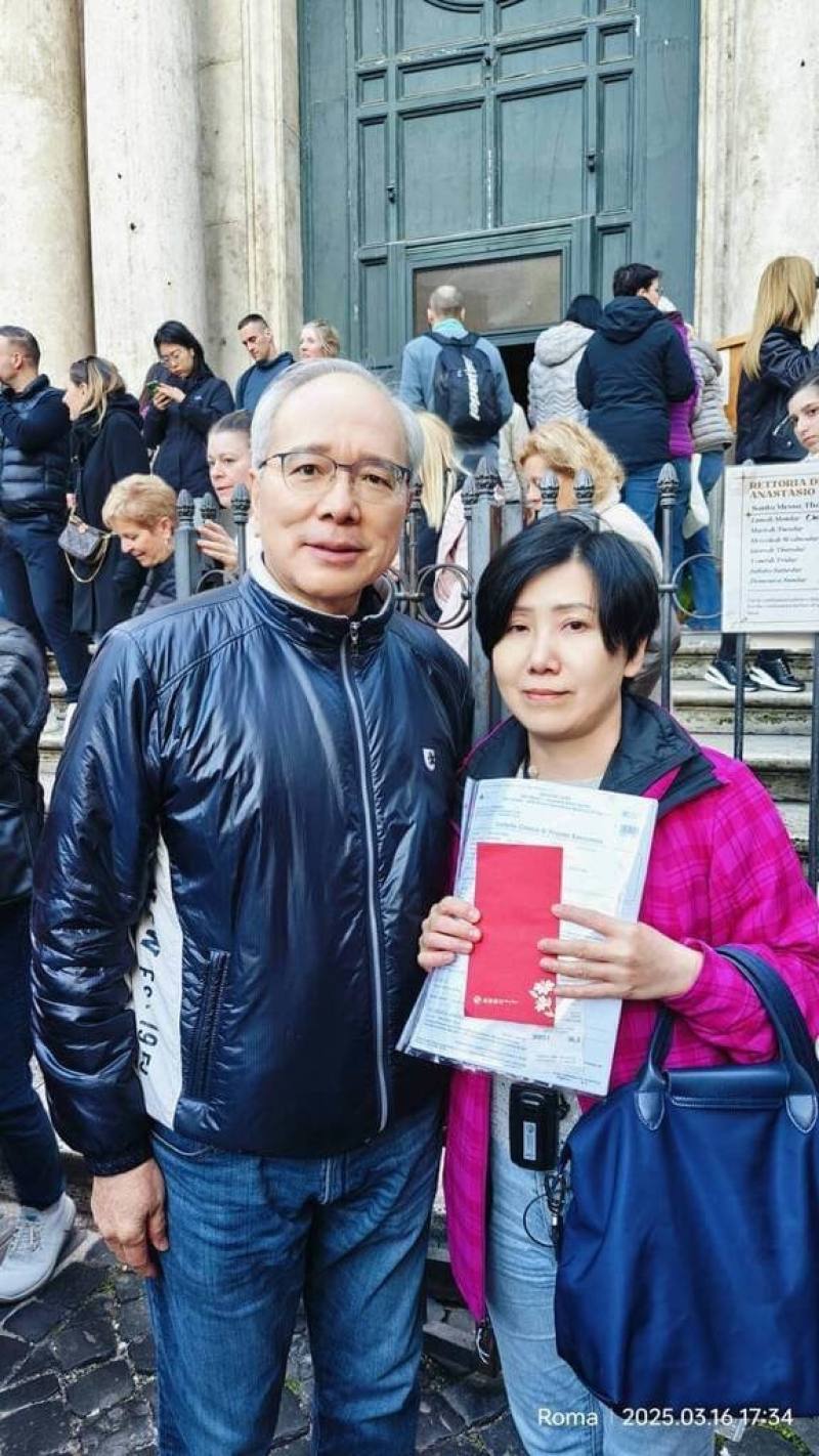 Taiwan's recently retired ambassador to the Holy See Mathew Lee (left) gifts Hsu with a caring red packet at another destination of Hsu's tour group following her accident. Photo courtesy of Hsu's tour guide