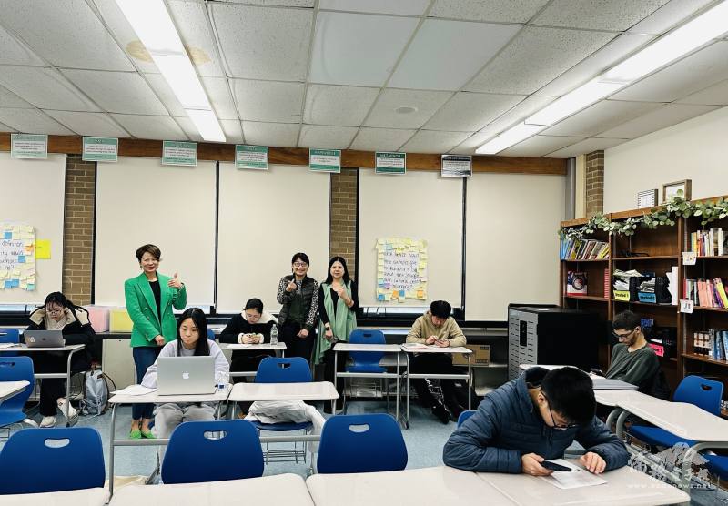 校長林依静、精英班老師毛立楓和TCML主任江海寧 (由左至右) 於打字比賽現場合影，共同見證學生們在競賽中展現的中文輸入技能與學習成果