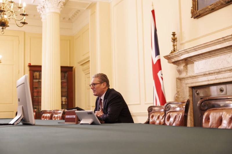 英國首相府發言人17日說，英方預期將有逾30個國家參與在烏克蘭協助維持停火、促進長久和平的志願者聯盟行動，但不是所有國家都打算派兵赴烏。圖為首相施凱爾15日主持志願者聯盟視訊峰會。（英國首相府提供）