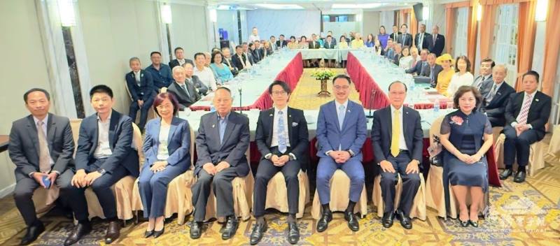 活動合影。前排左至右為僑務組組長許世榕、行政組組長何肇育、泰國急難救助協會會長郭修敏、國策顧問黃員教、駐泰國代表處公使董思齊、僑委會副委員長阮昭雄、泰國華僑協會主席余聲清、臺灣會館主席張玲琴