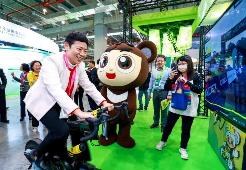 環境部「環境科技治理AI館」淨零綠生活區，展示體育賽事環境友善及自行車體驗