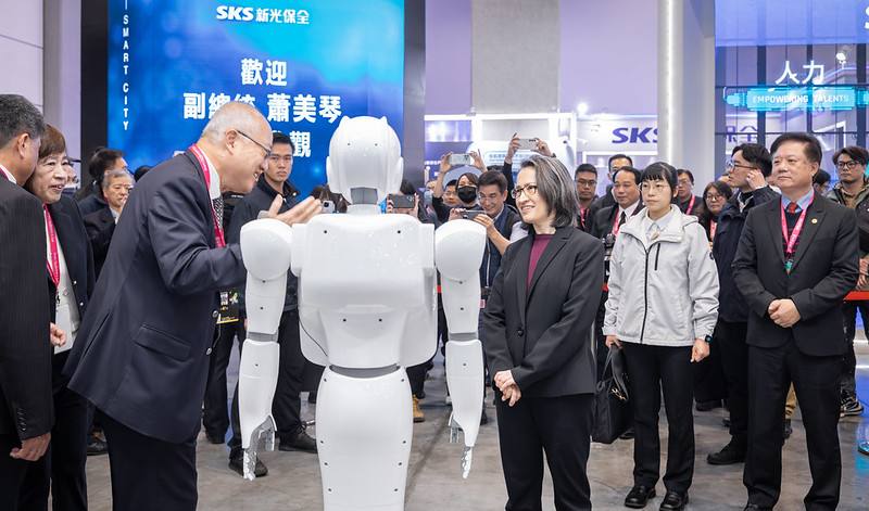 蕭美琴副總統18日上午前往南港展覽館參觀「2025智慧城市展暨淨零城市展」