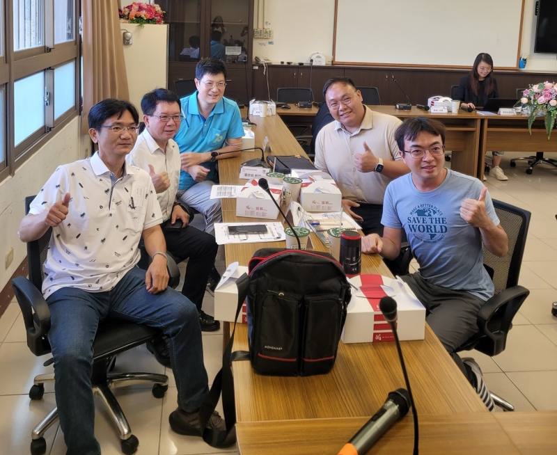 潛力教師宜蘭高中賴祥宇老師與潛力學校宜蘭高商老師合影