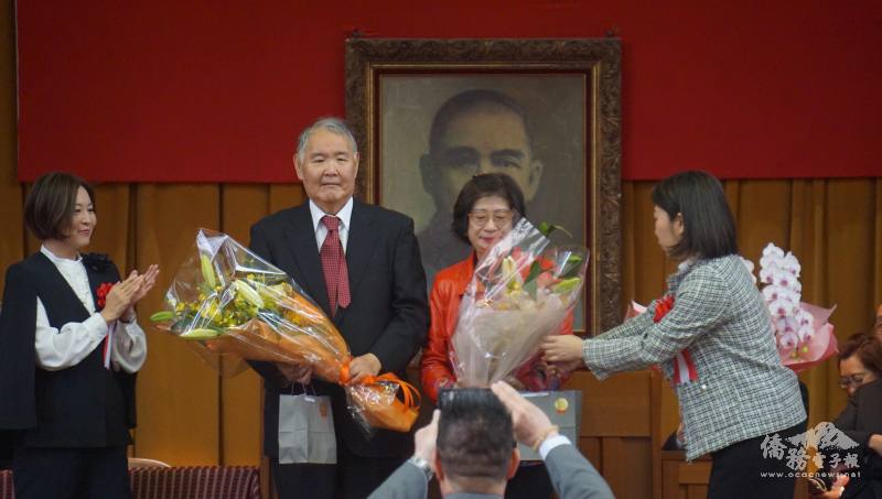 校友會和家長會贈花給王東生與副校長劉秋美