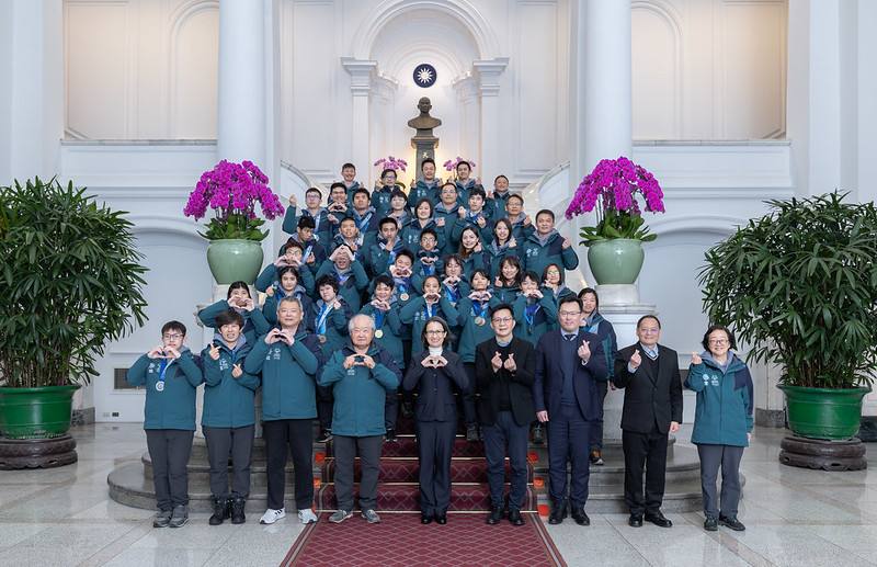副總統與「2025年冬季世界特殊奧林匹克運動會我國代表團」合影