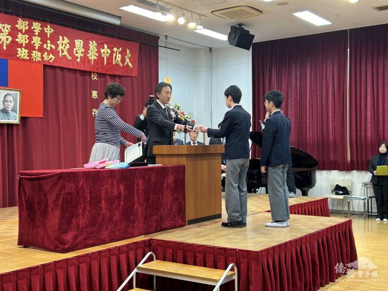 大阪中華學校校長蔣燁頒獎