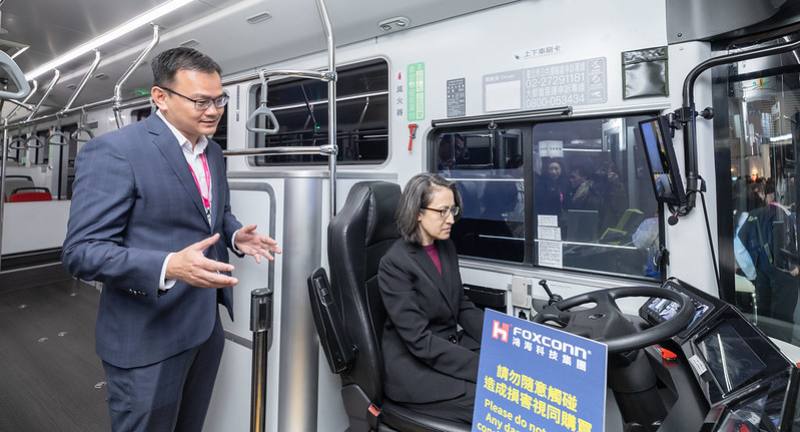 副總統先後參觀國家發展委員會、交通部、成運汽車、凌羣電腦、中華電信、遠傳電信、鴻海科技、中保科技、數位產業署、台灣大哥大、陽明交通大學等展區攤位