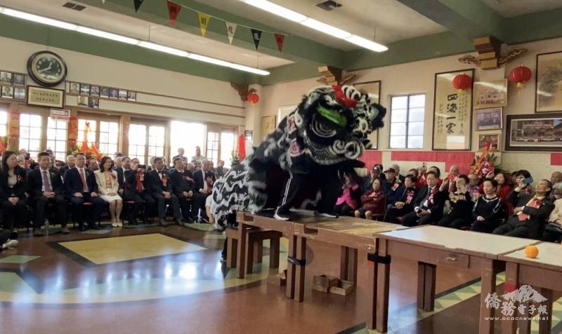 名義軒瑞獅團以「張飛大鬧長板橋」為主題進行舞獅表演