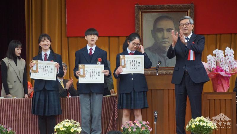 駐日副代表周學佑頒發成績優異獎給畢業生