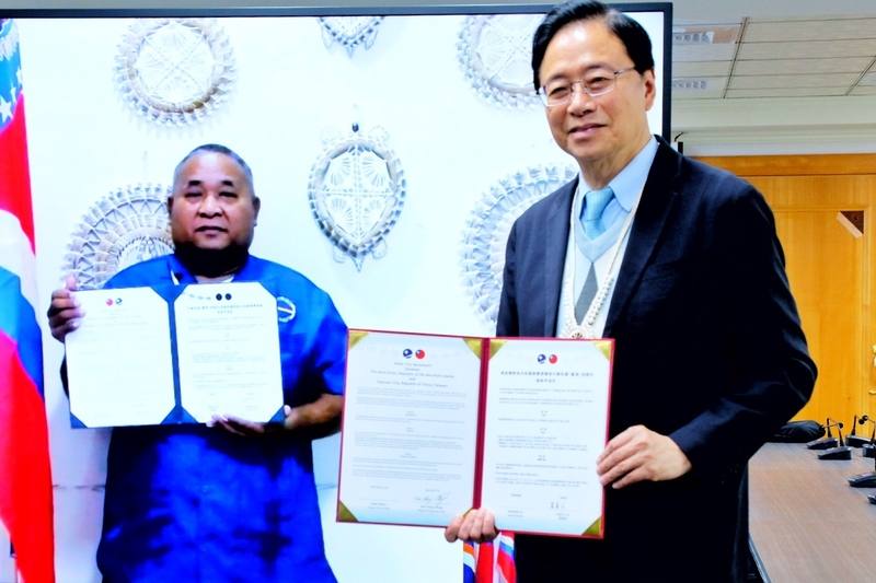 桃園市長張善政（右）與馬紹爾群島共和國奧爾環礁市長海薩．凱額斯（Hesa Kaious）（左）17日透過線上簽署儀式締結姐妹市，雙方以即時視訊方式合影留念