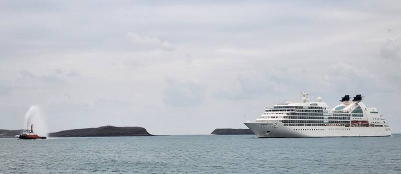 澎湖2025年首艘郵輪「璽寶探險號」18日清晨抵達馬公港，港務公司出動拖船進行噴水禮迎接