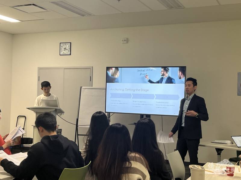 主講人黃柏翔說明如何在談判中增強影響力並贏得對方信任的策略，有效應對困難對話的溝通技巧