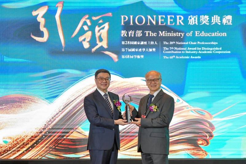 行政院長卓榮泰於「第28屆國家講座主持人、第7屆國家產學大師獎暨第68屆學術獎頒奬典禮」進行頒獎