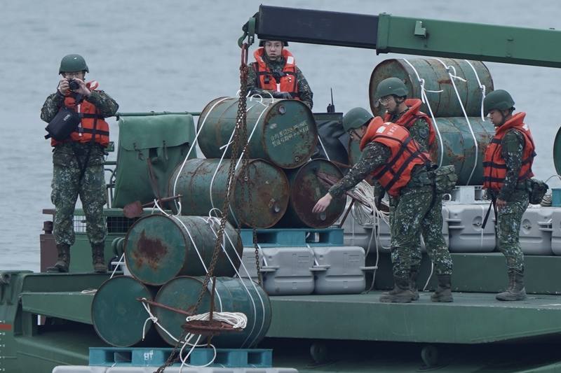 為應對中共近年在台灣周邊海空域進行灰色地帶襲擾，且不排除透過「由演轉戰」模式對台攻擊，國軍18日執行第2天的「立即備戰操演」，圖為官兵在M3浮門橋車上進行整備