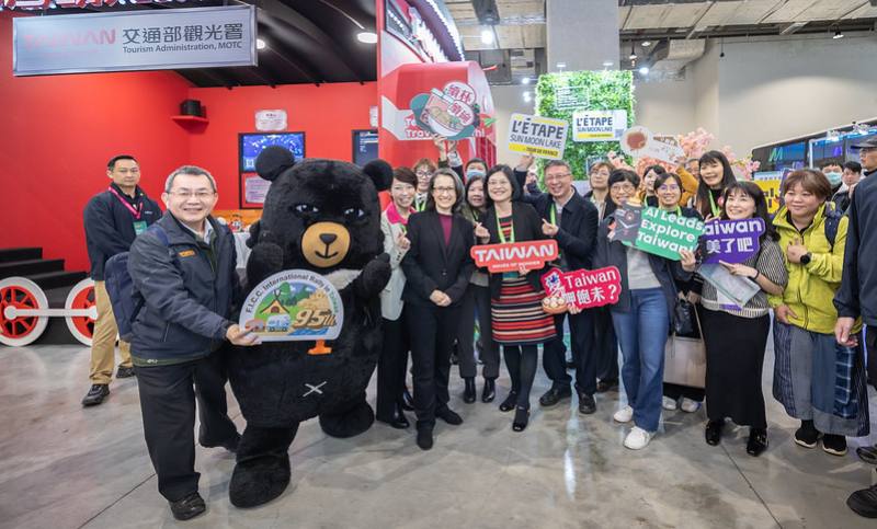 副總統參觀「2025智慧城市展暨淨零城市展」並合影